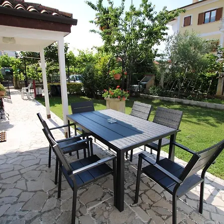 Sunny Garden Apartment