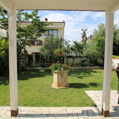 Sunny Garden Apartment
