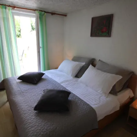 Sunny Garden Apartment *